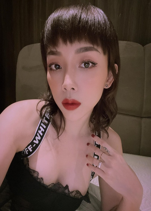 Bà xã của Hoàng Touliver ngày càng gợi cảm sau khi lấy chồng. Ảnh: FBNV