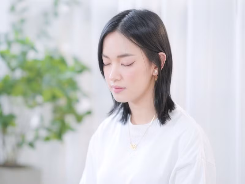 Châu Bùi cũng là mỹ nhân Việt bị bạo hành tinh thần. Mới đây, trong một chương trình, cô cho biết: “Ngày xưa, bạn trai cũ đối xử với tôi theo kiểu: “Anh là con trai nên anh có quyền chửi em”. Lúc đó tôi còn nhỏ nên tưởng thế là được, tôi nhìn mọi người xung quanh mình cũng bị như vậy…