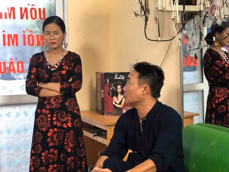 Cô tiếc thương đàn anh: “Vĩnh biệt người anh, người đồng nghiệp yêu quý của em. Có duyên đóng vợ anh 2 lần mà giờ cũng chẳng còn lần thứ 3 nữa rồi. Biết tin anh không còn nữa mà em bàng hoàng, đau lòng quá. Thương anh, người anh đáng kính, lúc nào cũng vui tính, nhiệt tình. Mong anh yên nghỉ, an lạc cõi vĩnh hằng. Vĩnh biệt anh - Trọng Nguyên”. Ảnh: FBNV