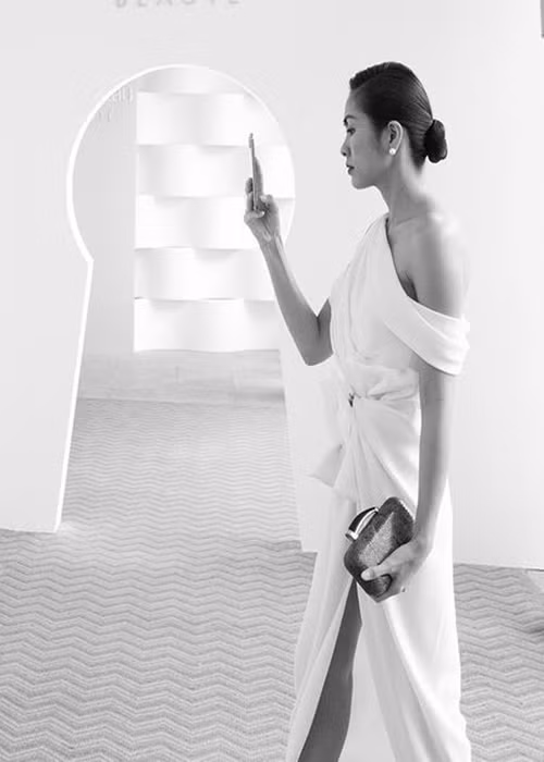 Hà Tăng diện váy lệch vai, xẻ tà cao khi tham gia một sự kiện.