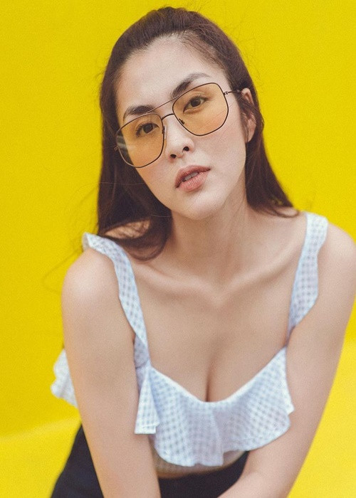 Hà Tăng mặc gợi cảm khi làm người mẫu.