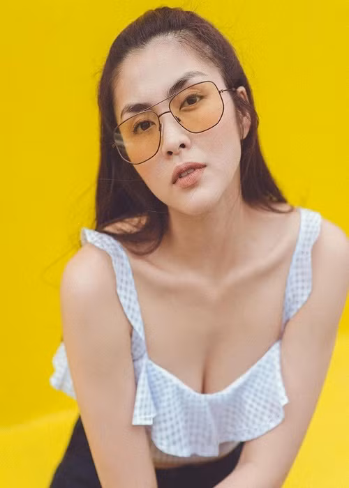 Hà Tăng mặc gợi cảm khi làm người mẫu.