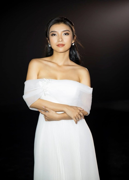 Cô từng đoạt giải ba Tiếng ca học đường 2009, giải nhất Ngôi sao Tiếng hát truyền hình 2009, top 3 team Hồ Ngọc Hà tại Giọng hát Việt 2012.