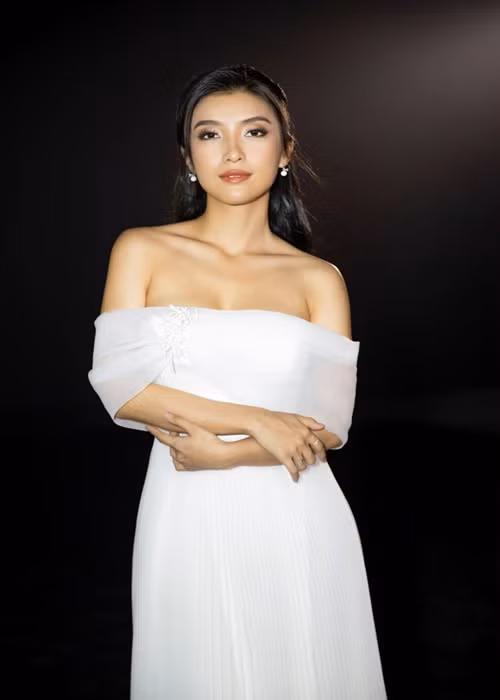 Cô từng đoạt giải ba Tiếng ca học đường 2009, giải nhất Ngôi sao Tiếng hát truyền hình 2009, top 3 team Hồ Ngọc Hà tại Giọng hát Việt 2012.