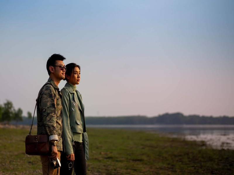 “Mấy khi tìm được tri kỷ, trải qua nhiều biến cố mới thấy rõ lòng nhau. Trên đường đời luôn có kẻ đến người đi, chỉ có người tự nguyện ở lại đến cuối cùng, hết lòng thì mới là châu báu, cần giữ gìn, yêu thương. Kỷ niệm 3 năm rưỡi ngày đầu tiên gặp nhau”, cháu gái Lam Trường chia sẻ.