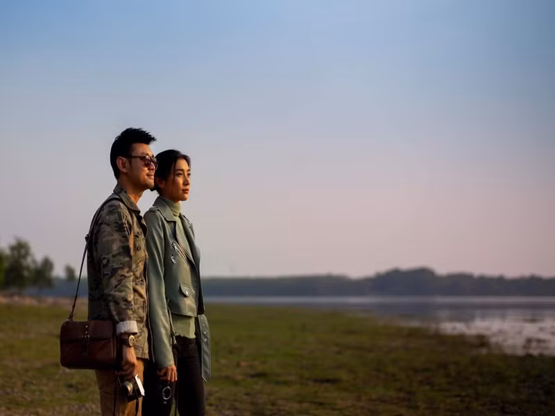 “Mấy khi tìm được tri kỷ, trải qua nhiều biến cố mới thấy rõ lòng nhau. Trên đường đời luôn có kẻ đến người đi, chỉ có người tự nguyện ở lại đến cuối cùng, hết lòng thì mới là châu báu, cần giữ gìn, yêu thương. Kỷ niệm 3 năm rưỡi ngày đầu tiên gặp nhau”, cháu gái Lam Trường chia sẻ.