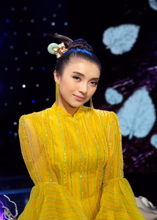 Từ tháng 7/2021, Tiêu Châu Như Quỳnh không cập nhật hình ảnh mới. Cho đến mới đây, cô khoe ảnh bên con gái đầu lòng.