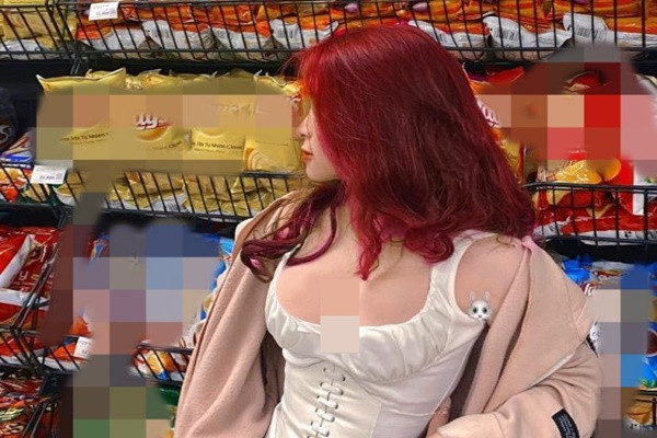 Nhieu co gai Viet vao sieu thi chup hinh goi cam gay tranh cai