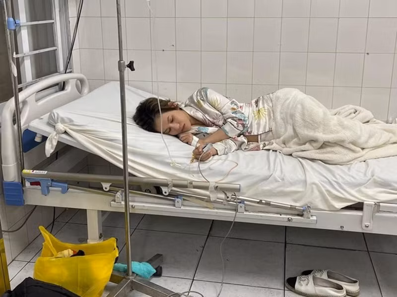 Mới đây, tình cũ của Anh Đức chia sẻ hình ảnh trên giường bệnh đồng thời tiết lộ tình trạng sức khỏe 1 tháng qua. Uyên Tô chia sẻ: "Hôm nay khỏe 65% rồi mới dám ra đường đây, đi đứng hay nói chuyện vẫn còn chưa ổn lắm vẫn cần trợ giúp nhưng được 65% hồi phục là cũng mừng rồi. Uyên chân thành cảm ơn bác sĩ, y tá, gia đình, bạn bè thân thiết trong 1 tháng qua đã giành giật lại mạng sống cho Uyên”. Ảnh: Yan