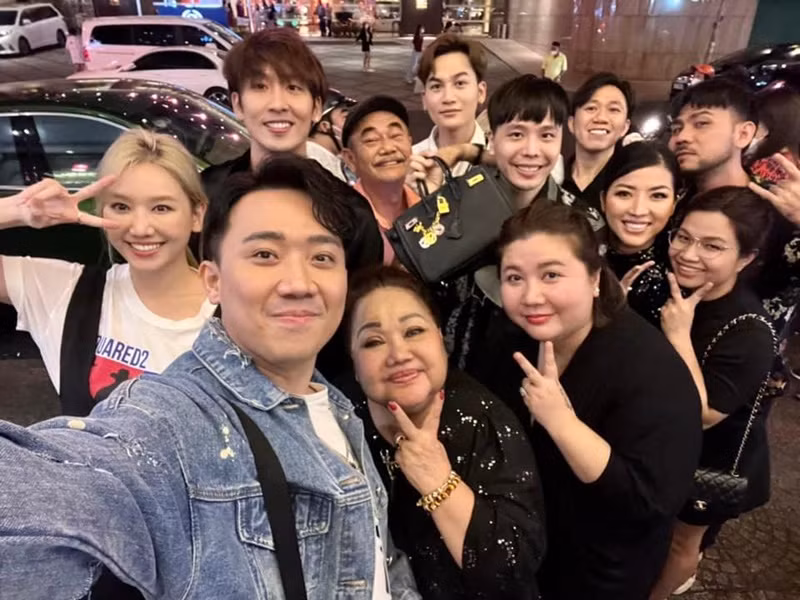 Ngoài đi diễn, nam diễn viên thường hội ngộ bạn bè. Ảnh: FBNV