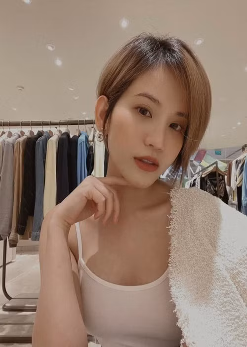 Theo Pháp luật và bạn đọc, Uyên Tô đã tự tử nhưng được gia đình phát hiện và cứu chữa kịp thời. Nguyên nhân khiến cô đi đến quyết định tiêu cực là chuyện tình cảm, bị lừa, những câu chuyện bịa đặt về mình và áp lực cuộc sống. Ảnh: FBNV