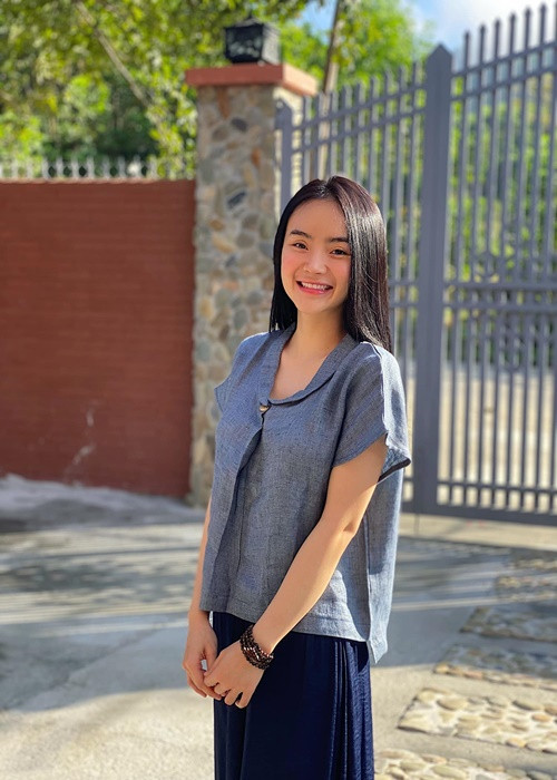 Phương Trang thường để mặt mộc hoặc trang điểm đơn giản.