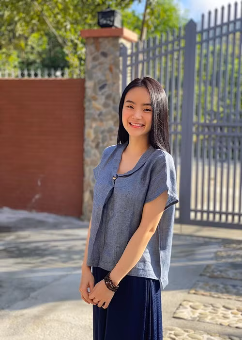 Phương Trang thường để mặt mộc hoặc trang điểm đơn giản.