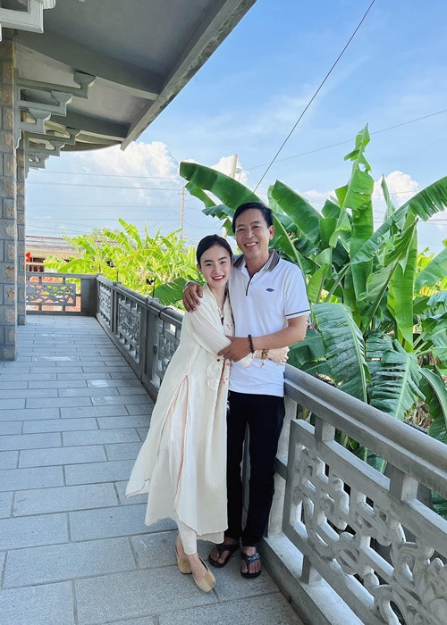 Phương Trang tâm sự về quyết định ăn chay trường: "Có lẽ tôi chưa nếm hết hương vị của cuộc sống nhưng tôi tin vào con đường tôi chọn. Có thể không rực sáng hơn đồng nghiệp, nhưng nó bình an trong tâm hồn, kể cả lúc không có người thân kề bên. Tôi luôn muốn dùng tình thương của mình lan tỏa đến mọi thành viên trong gia đình”.