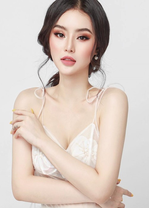 Em gái Angela Phương Trinh từng bị chê mặc hở bạo so với lứa tuổi của mình.