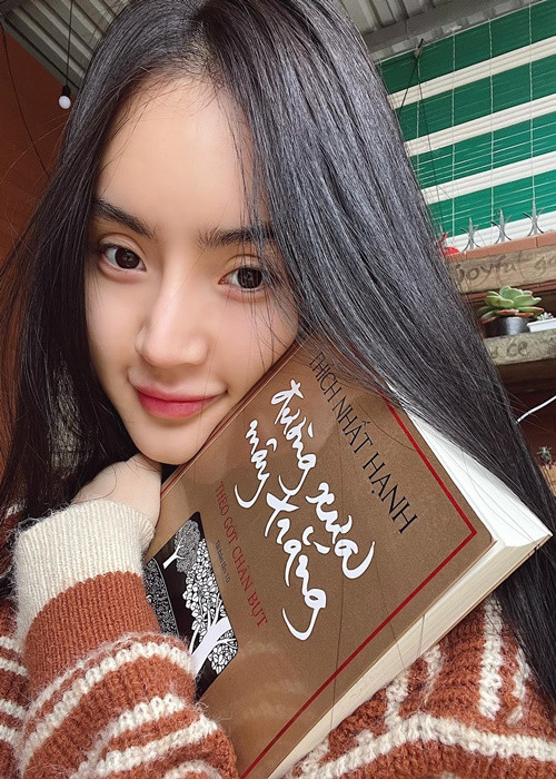 Nối gót chị gái, Phương Trang tham gia các khóa tu tập, hoạt động thiện nguyện.