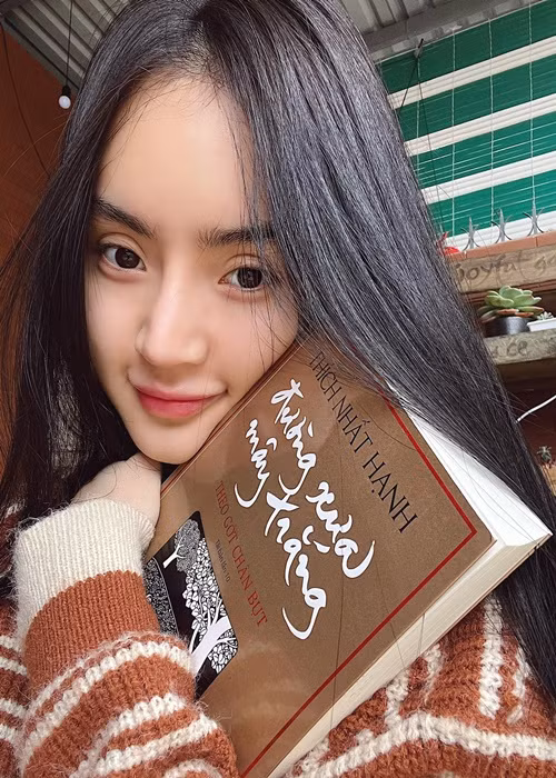 Nối gót chị gái, Phương Trang tham gia các khóa tu tập, hoạt động thiện nguyện.