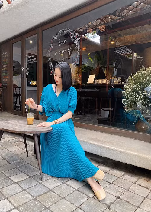 Em gái Angela Phương Trinh ngày càng mặc kín đáo, giản dị.