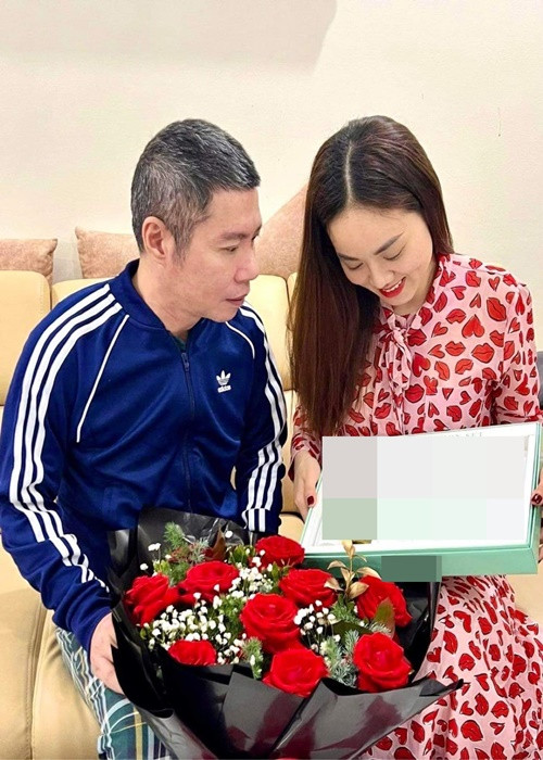 "Tặng quà cho vợ mùng 8/3. Mong vợ sẽ luôn xinh đẹp, khỏe mạnh bên gia đình", Công Lý viết trên trang cá nhân.