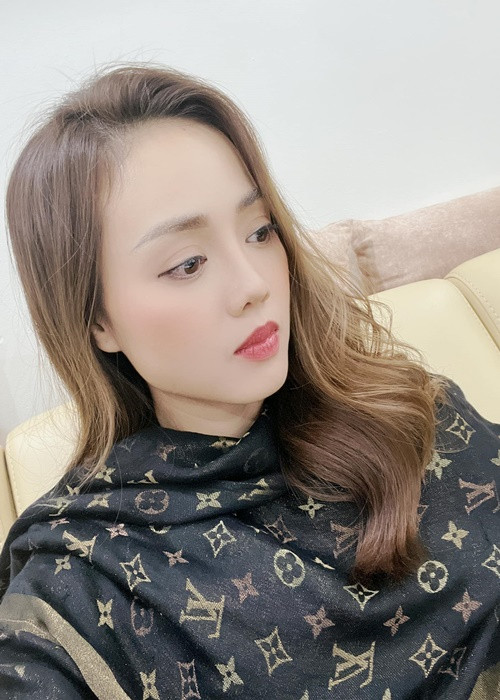 Bà xã của Công Lý viết: "Nhà em vẫn tình duyên bền vững, ăn chung mâm, ngủ chung giường. Ấy vậy mà các bác cứ đồn đoán rạn nứt khiến em đau quặn ruột lại ấy".