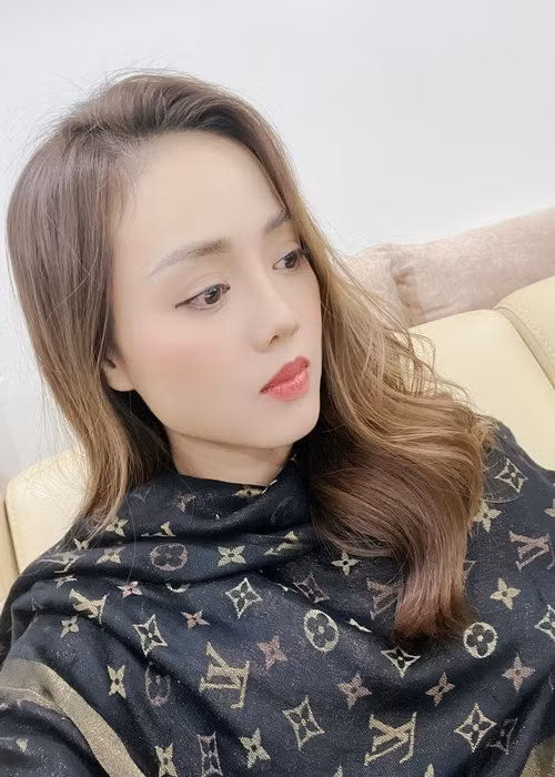 Bà xã của Công Lý viết: "Nhà em vẫn tình duyên bền vững, ăn chung mâm, ngủ chung giường. Ấy vậy mà các bác cứ đồn đoán rạn nứt khiến em đau quặn ruột lại ấy".