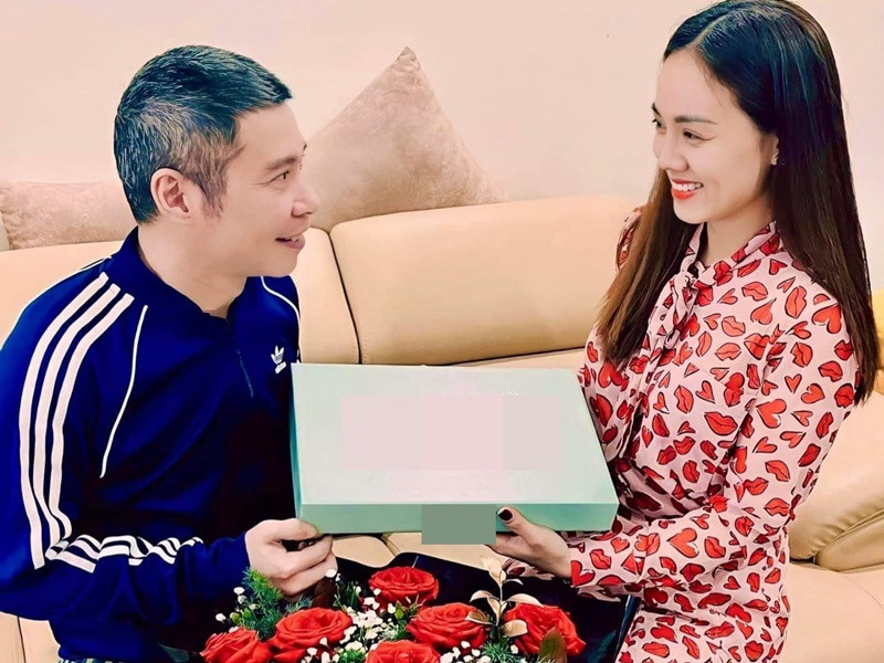 Thực tế, vào ngày 8/3, trên trang cá nhân, nghệ sĩ Công Lý chia sẻ hình ảnh tặng quà bà xã.