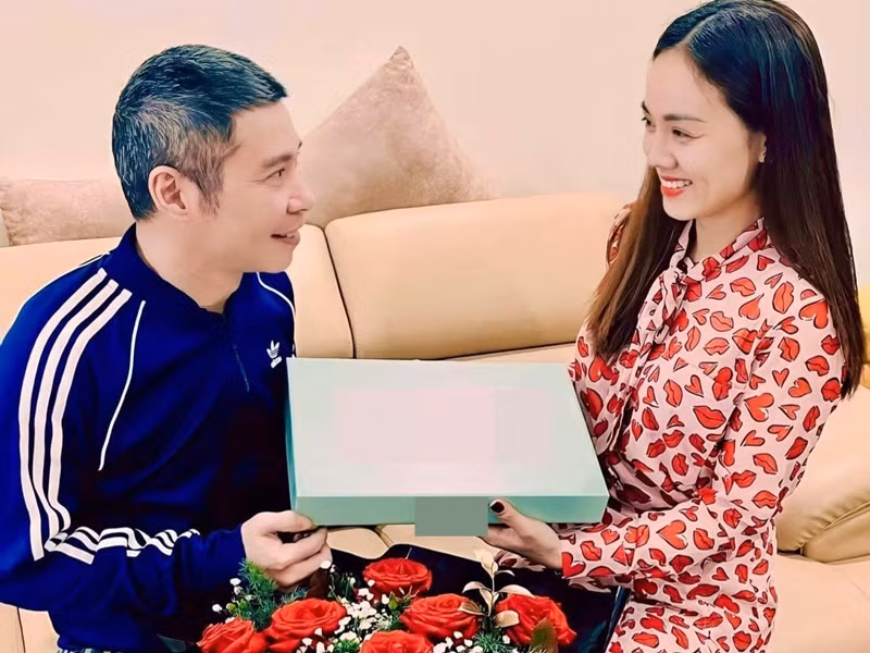 Thực tế, vào ngày 8/3, trên trang cá nhân, nghệ sĩ Công Lý chia sẻ hình ảnh tặng quà bà xã.