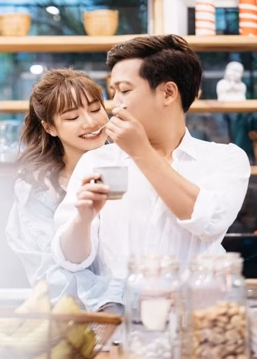 Trường Giang luôn là người chồng quốc dân. Anh chăm sóc Nhã Phương, hỗ trợ nữ diễn viên hoạt động nghệ thuật sau khi cô sinh con. Ảnh: FBNV