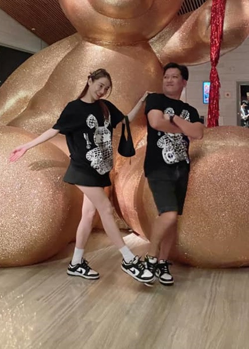 Cặp đôi dường như "trốn con" đi hẹn hò. Ảnh: FBNV