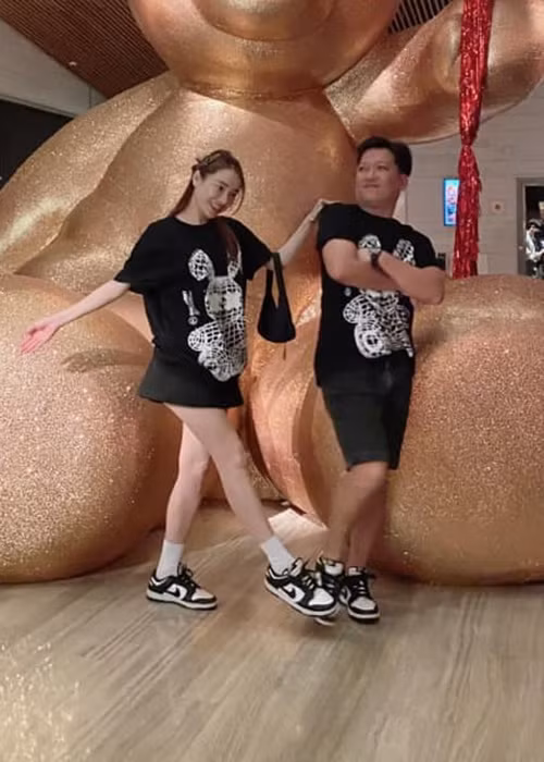 Cặp đôi dường như "trốn con" đi hẹn hò. Ảnh: FBNV