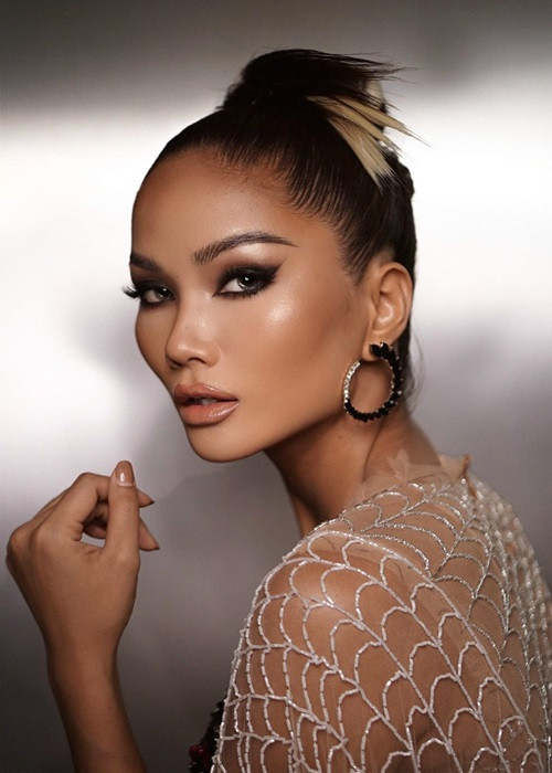 Mới đây, H'hen Niê xác nhận yêu lại tình cũ. Người kia cho biết “nửa kia” của cô chính là mối tình đầu và cho đến bây giờ vẫn là duy nhất. Theo H’hen Niê, cô và người yêu từng chia tay khoảng 3 tháng, nhưng sợ cô đơn nên quyết định quay lại. Ảnh: FB H’hen Niê