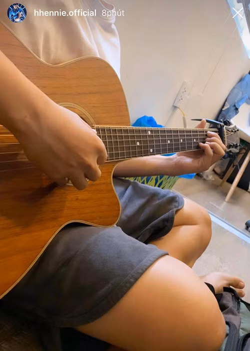 Theo H’hen Niê, cô và bạn trai đều là con người của công việc. Một ngày quay xong, người đẹp sẽ về nhắn tin cho người yêu còn nếu không có thời gian trò chuyện, cô đoán bạn trai cũng không quá buồn. Ảnh: FB H’hen Niê