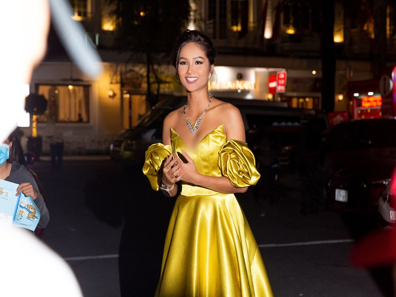 H’hen Niê kể, nguyên nhân chia tay là vì lần đầu tiên quen 1 người, cô tưởng tượng tình yêu sẽ như trong phim nhưng thực sự không giống như vậy. “Bây giờ tôi nhẹ nhàng hơn, phải tự làm cho mọi thứ lãng mạn hơn", H’hen Niê cho biết. Ảnh: FB H’hen Niê