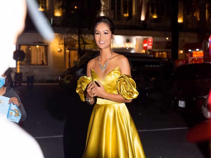 H’hen Niê kể, nguyên nhân chia tay là vì lần đầu tiên quen 1 người, cô tưởng tượng tình yêu sẽ như trong phim nhưng thực sự không giống như vậy. “Bây giờ tôi nhẹ nhàng hơn, phải tự làm cho mọi thứ lãng mạn hơn", H’hen Niê cho biết. Ảnh: FB H’hen Niê