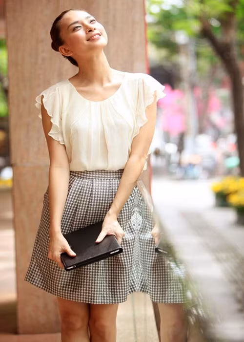 “Năm ấy, tôi 19 tuổi, tôi vẫn nhớ cảm giác hạnh phúc cũng như cảm xúc khó tả khi được người ta ngỏ lời. Bởi tôi cũng như bao cô gái trẻ khác, luôn ôm ấp trong mình những ước mơ về một mái ấm hạnh phúc với những đứa con thơ”, Ngô Thanh Vân chia sẻ trên Ngôi sao về cảm xúc khi được cầu hôn. Ảnh: FBNV