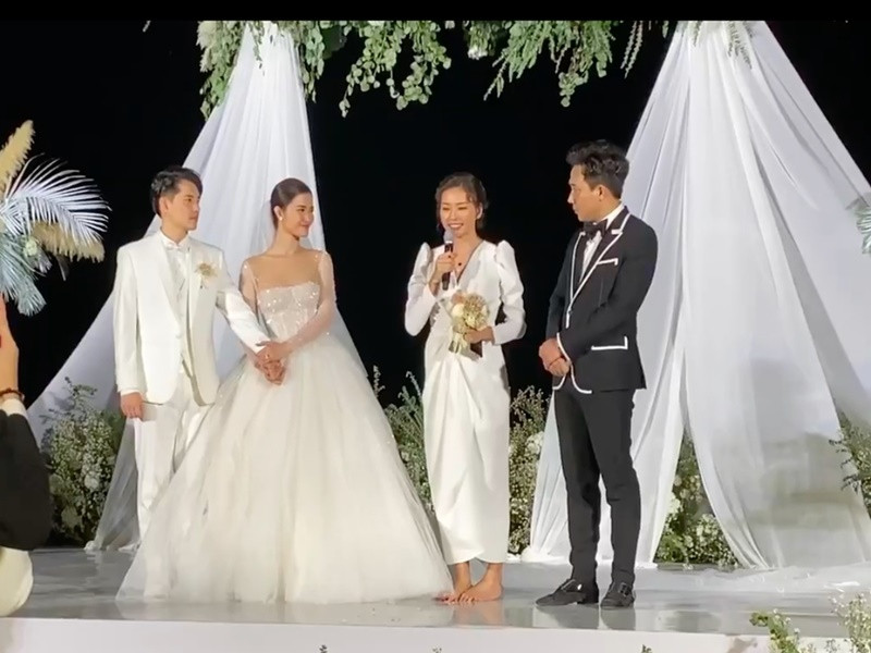 “Chị mong chờ vào một tình yêu lâu lắm rồi và đã không may mắn có được điều đó. Chị đã bỏ cuộc. Tuy nhiên, sự kiên trì trong tình yêu của hai em đã khiến chị xúc động và giúp chị một lần nữa tin vào tình yêu”, nữ diễn viên chia sẻ. Ảnh: Yan