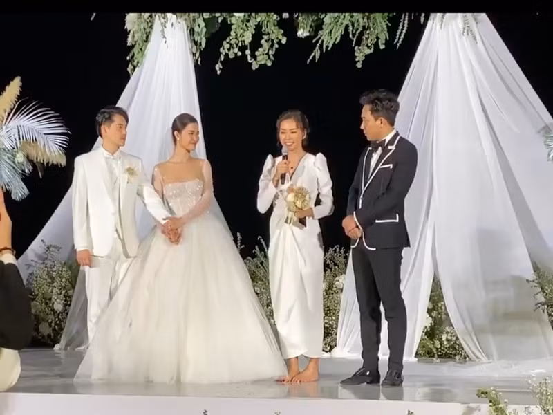 “Chị mong chờ vào một tình yêu lâu lắm rồi và đã không may mắn có được điều đó. Chị đã bỏ cuộc. Tuy nhiên, sự kiên trì trong tình yêu của hai em đã khiến chị xúc động và giúp chị một lần nữa tin vào tình yêu”, nữ diễn viên chia sẻ. Ảnh: Yan