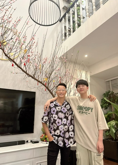 Bé Tê Giác là con trai đầu lòng của ca sĩ Hoàng Bách. Cậu nhóc sinh năm 2007, hiện tại cao 1m75.