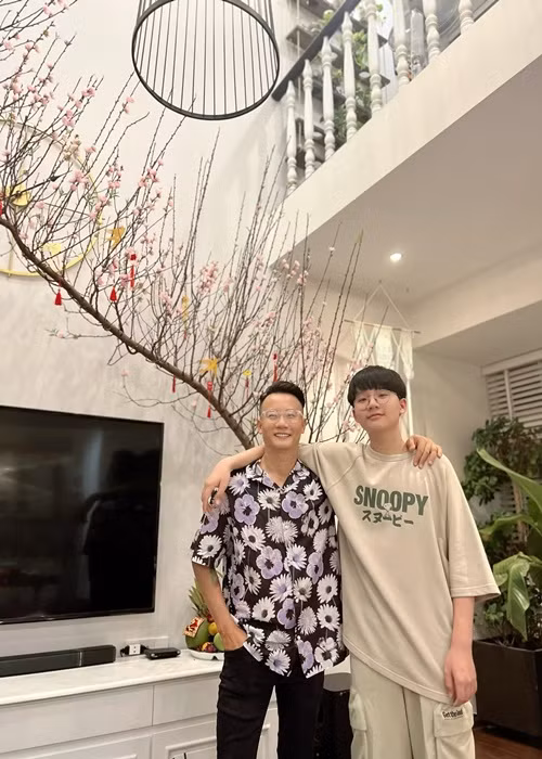 Bé Tê Giác là con trai đầu lòng của ca sĩ Hoàng Bách. Cậu nhóc sinh năm 2007, hiện tại cao 1m75.