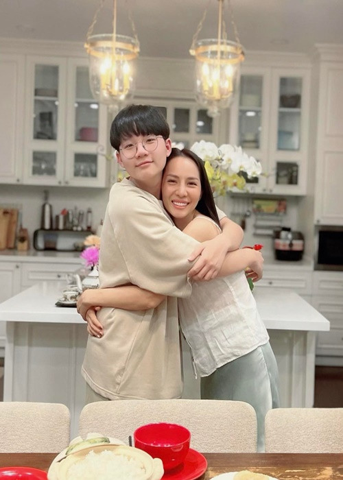 Sao nhí “ Bố ơi! mình đi đâu thế” cao hơn cả bố mẹ.