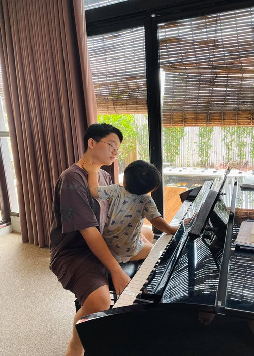 “Khi em Hip lao lên phòng, ngồi thẳng vào lòng anh hai mà giành cây đàn, ông anh cũng không một câu quát mắng mà chỉ nhẹ nhàng ôm, hôn và nói chuyện cùng em”, Hoàng Bách kể về sự thay đổi của Tê Giác.