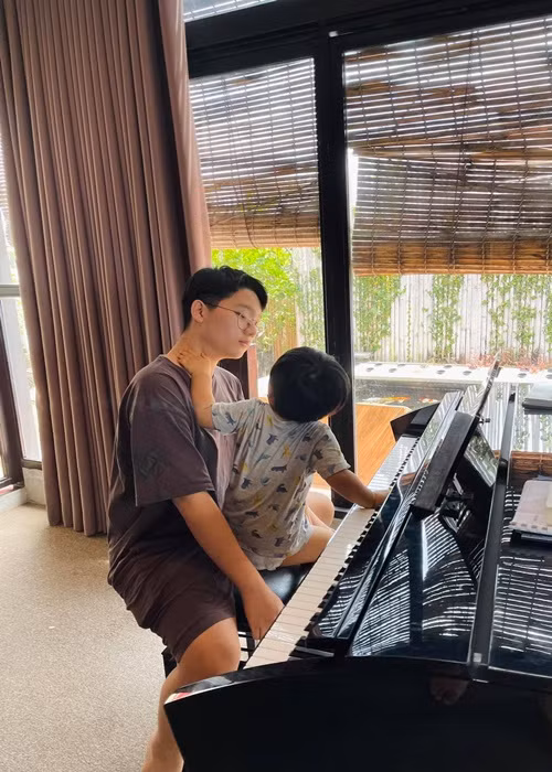 “Khi em Hip lao lên phòng, ngồi thẳng vào lòng anh hai mà giành cây đàn, ông anh cũng không một câu quát mắng mà chỉ nhẹ nhàng ôm, hôn và nói chuyện cùng em”, Hoàng Bách kể về sự thay đổi của Tê Giác.