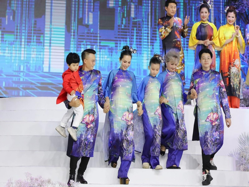 Sao nhí "Bố ơi! Mình đi đâu thế" sải bước trên sân khấu.