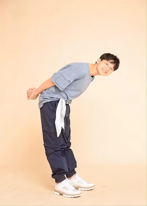 Thanh Thảo - bà xã của Hoàng Bách ngỡ ngàng khi Tê Giác lớn bổng. Cô chia sẻ: “Chiều nay, theo lịch ghé qua trường Tê Giác nhận đồng phục, để đầu tuần con quay lại trường. Nhận túi đồ từ cô thủ kho, mở bao để check lại size xem có vừa với con không, nhìn size đồ XL tự nhiên cảm giác muốn bật khóc, không tin là em bé Tê Giác ngày nào của mình giờ lớn thế này sao?”.