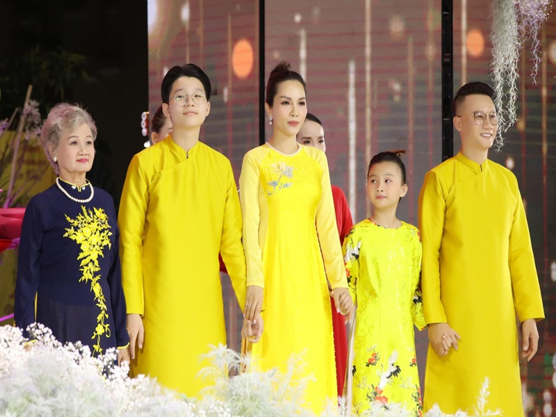 Mới đây, Tê Giác cùng gia đình mặc áo dài trình diễn thời trang.