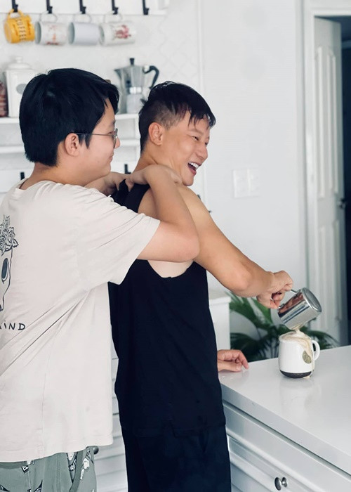 Vợ chồng Hoàng Bách cho biết, con trai đầu lòng ngày càng bớt nóng tính, hiếu thắng.
