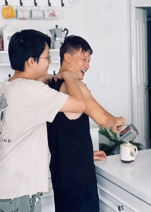 Vợ chồng Hoàng Bách cho biết, con trai đầu lòng ngày càng bớt nóng tính, hiếu thắng.