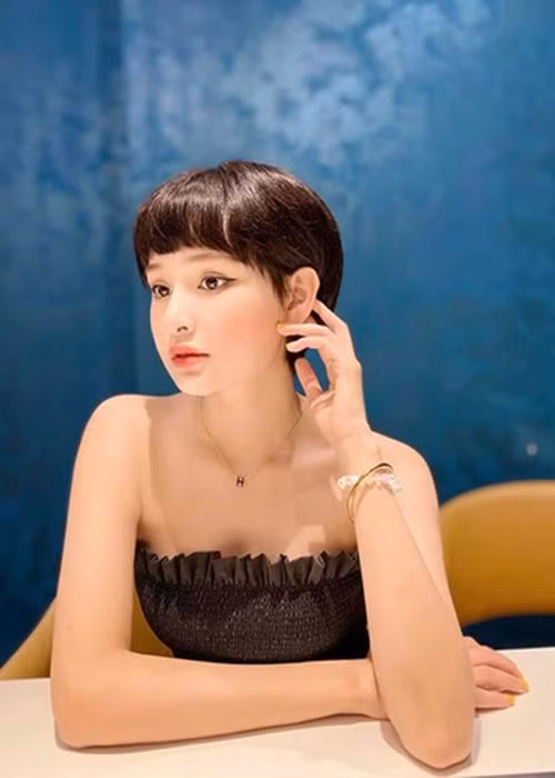 Dịp Valentine năm nay, Hiền Hồ viết trên trang cá nhân: "25 năm cuộc đời chưa biết mùi vị socola 14/2 là gì". Khi được một cư dân mạng hỏi: "Thế Valentine năm nay lại một mình à?", nữ ca sĩ đáp lại đầy ẩn ý: "Nhiều mình lắm". Ảnh: FBNV