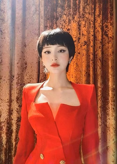 Hiền Hồ từng viết trên trang cá nhân: "Yêu 2, 3 người cũng được. Miễn mình thật lòng". Phát ngôn của Hiền Hồ nhanh chóng gây tranh cãi. Nhiều người không hài lòng với nữ ca sĩ vì cho rằng cô cổ vũ việc yêu nhiều người. Ảnh: FBNV