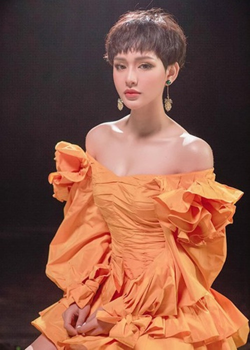 Khi được một fan chia sẻ về việc thích một sao nam Việt và đối phương cũng thích, hứa hẹn nhiều nhưng sau đó lại chia tay, Hiền Hồ bày tỏ quan điểm: “Họ hứa vì ngay thời điểm đó họ có nghĩ đến điều đó chứ không phải là không, nhưng thời điểm khác thì họ quên thôi. Em tin làm gì dăm ba câu đó, em phải nhìn cách họ làm. Mặc dù chị vẫn còn dại dột khi yêu lắm nhưng khoản này chị thông thái hơn rồi!". Ảnh: FBNV